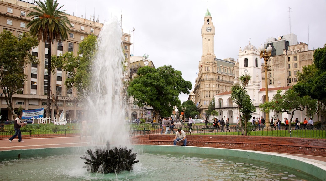 Plaza de Mayo fasiliteter samt historisk arkitektur, by og torg eller plass