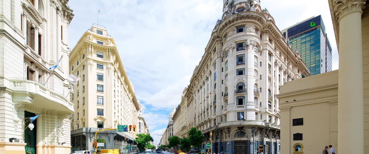 Plaza de Mayo mostrando una ciudad y patrimonio de arquitectura