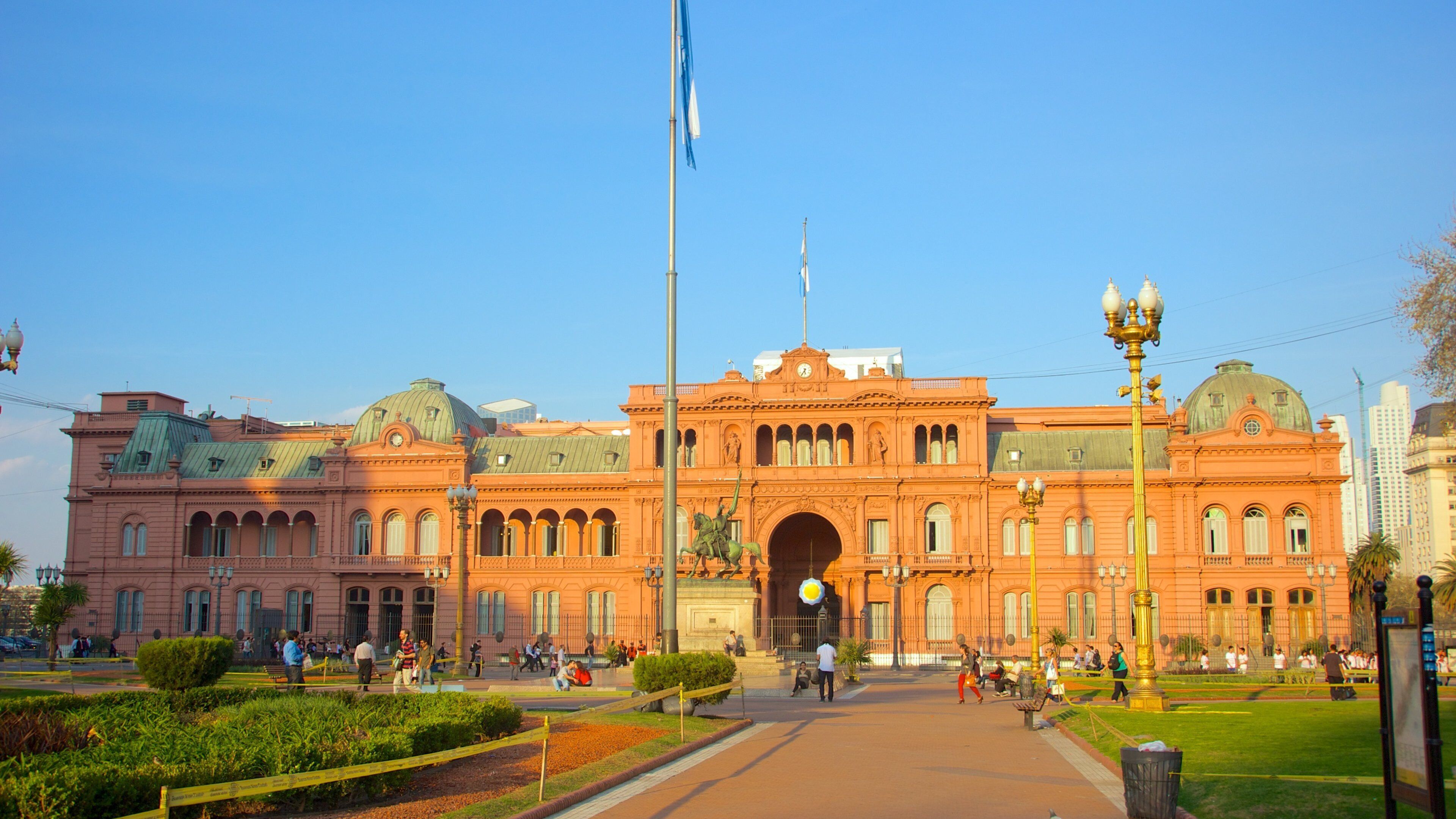 Casa Rosada which includes a square or plaza, heritage architecture and heritage elements