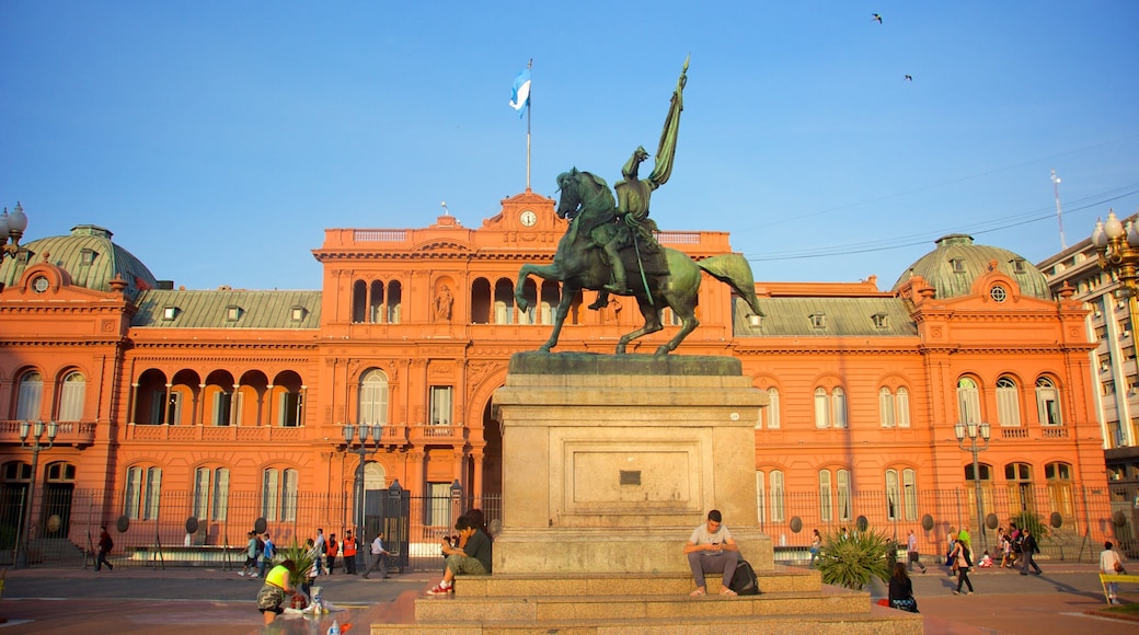 Casa Rosada showing a monument, a statue or sculpture and a square or plaza