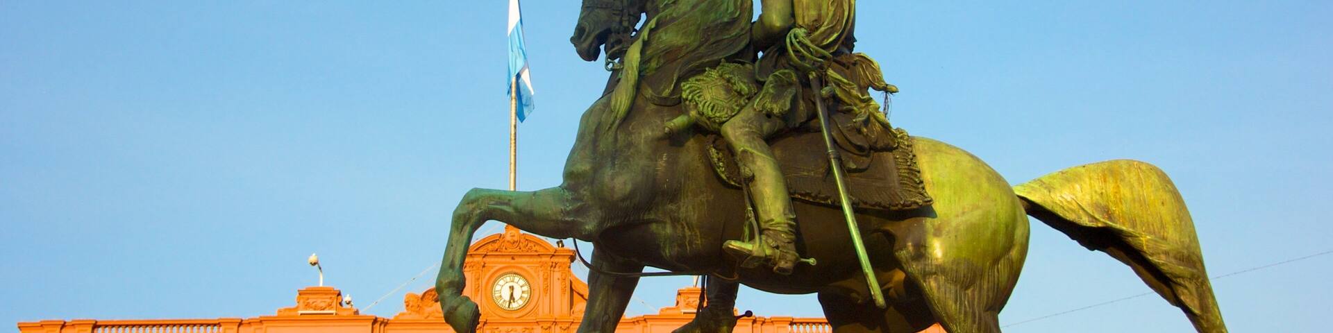Casa Rosada showing a statue or sculpture and a monument