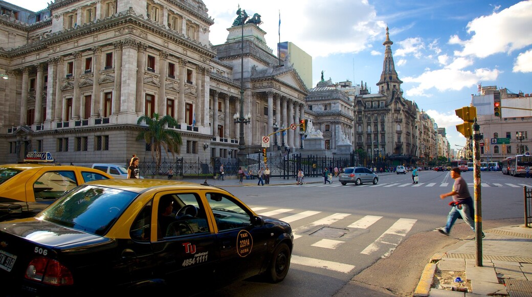 Argentine National Congress som inkluderar gatuliv, historisk arkitektur och en stad