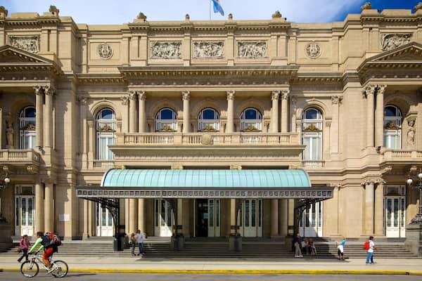 Teatro Colon mettant en vedette scĂšnes de rue et patrimoine architectural