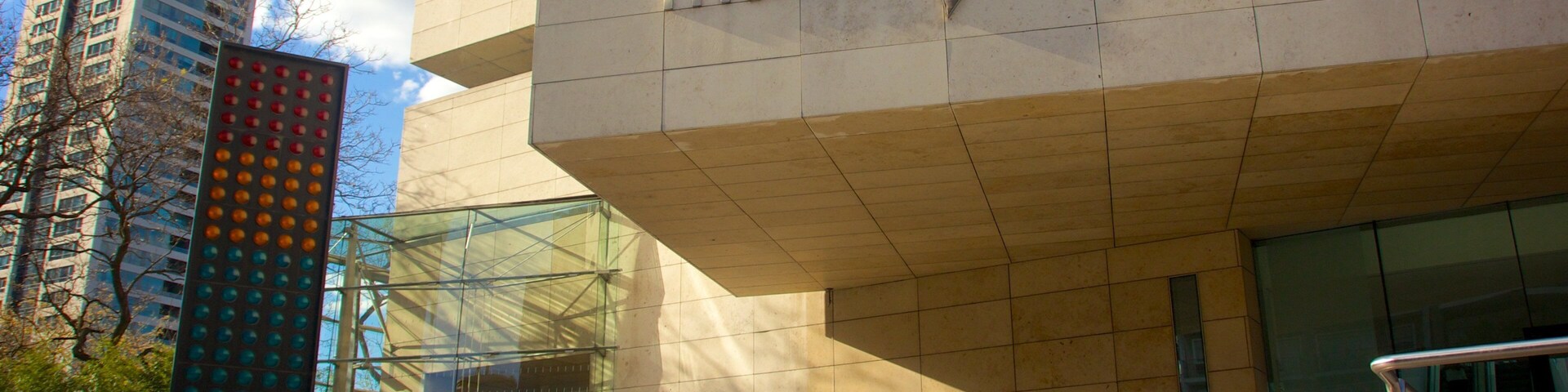 Um edifício moderno com a placa