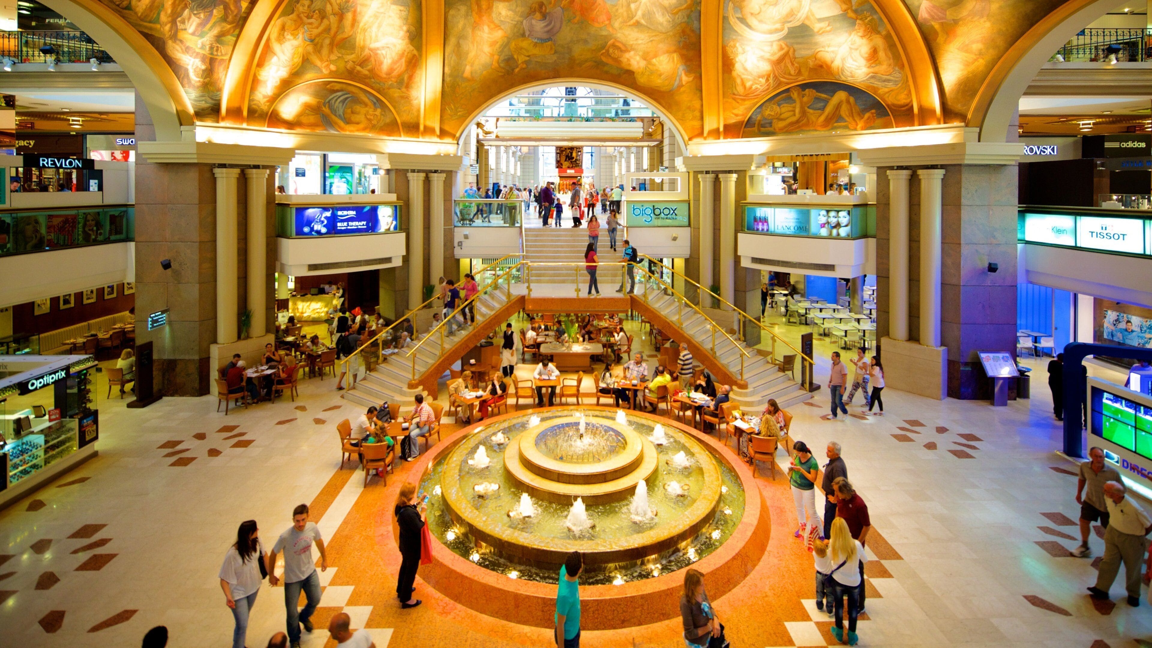 Florida Street showing a fountain and interior views as well as a large group of people