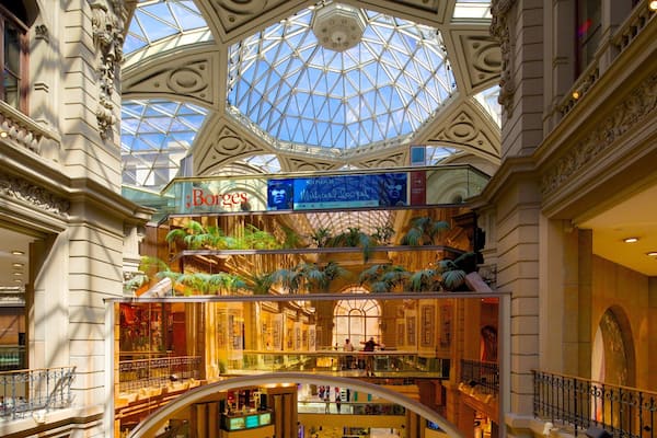 Calle Florida mettant en vedette vues intérieures