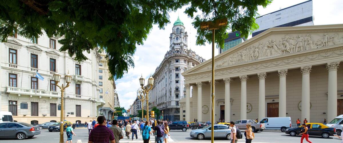 Catedral Metropolitana de Buenos Aires que inclui arquitetura de patrimônio assim como um grande grupo de pessoas