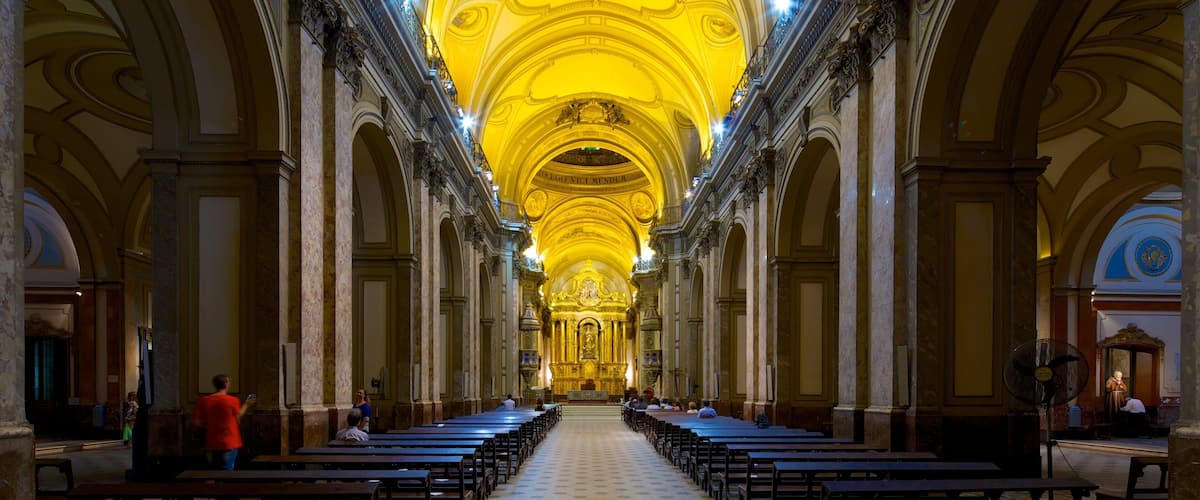 Catedral Metropolitana de Buenos Aires que incluye arquitectura patrimonial, aspectos religiosos y vistas de interior