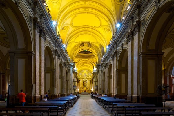 Catedral Metropolitana de Buenos Aires welches beinhaltet Innenansichten, religiöse Elemente und Kirche oder Kathedrale