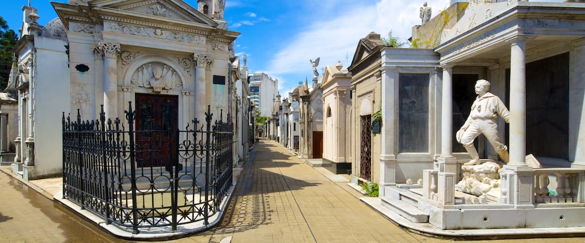 Recoleta Cemetery showing a cemetery