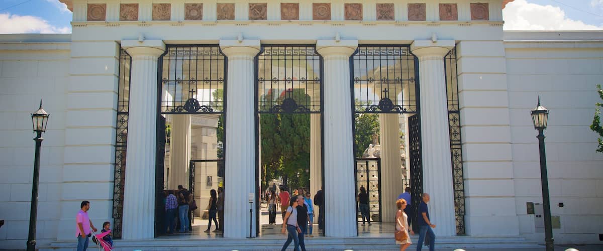 Nghĩa trang Recoleta có tính năng biển hiệu và nghĩa trang