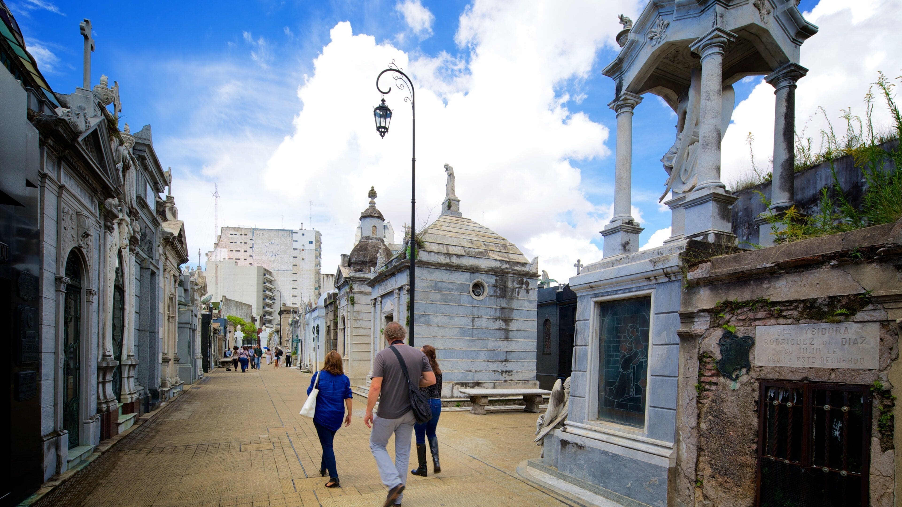 Cimetière de Recoleta qui includes cimetière aussi bien que petit groupe de personnes
