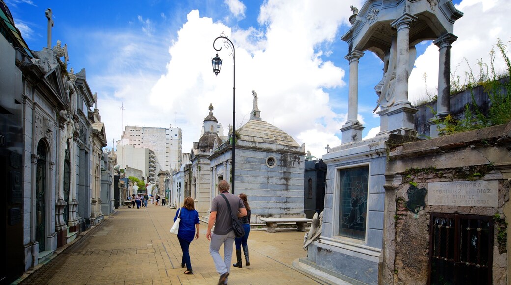 Cimetière de Recoleta qui includes cimetière aussi bien que petit groupe de personnes