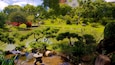 Ein traditioneller japanischer Garten mit Teich, Steinen und einer roten Brücke.