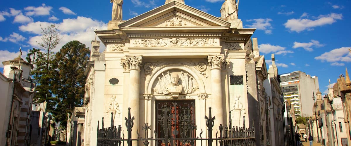 Chacarita Cemetery showing a cemetery and religious aspects
