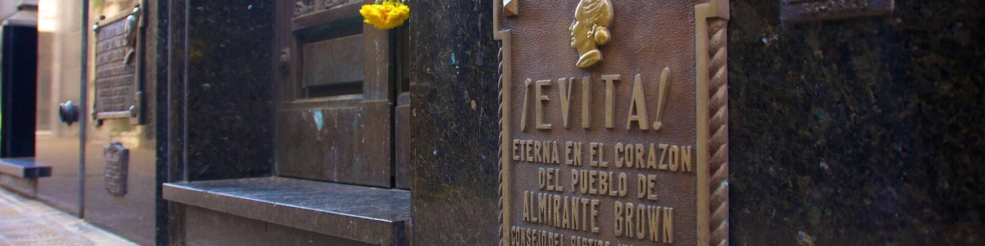 Chacarita Cemetery showing signage