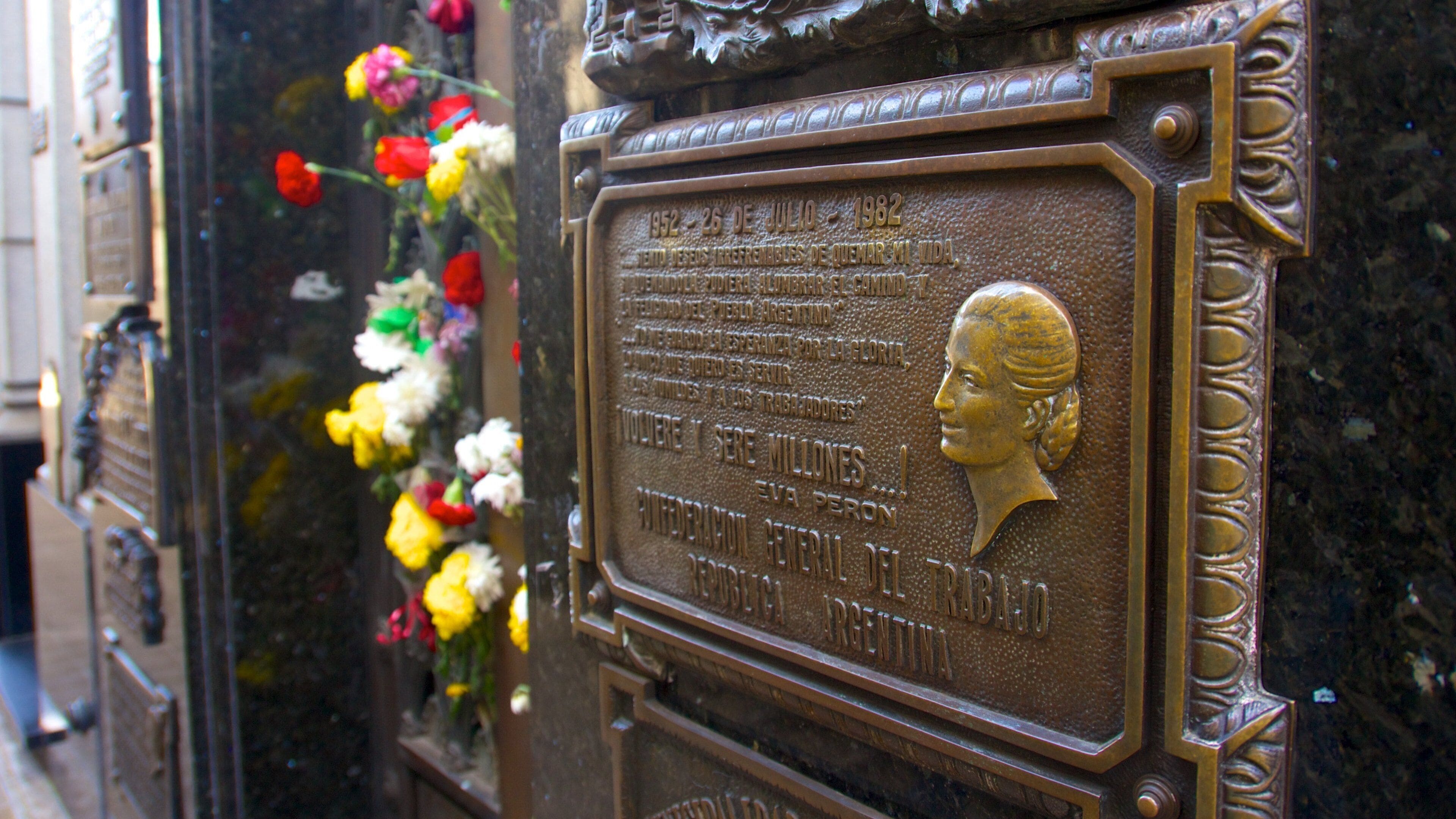 Chacarita Cemetery featuring signage