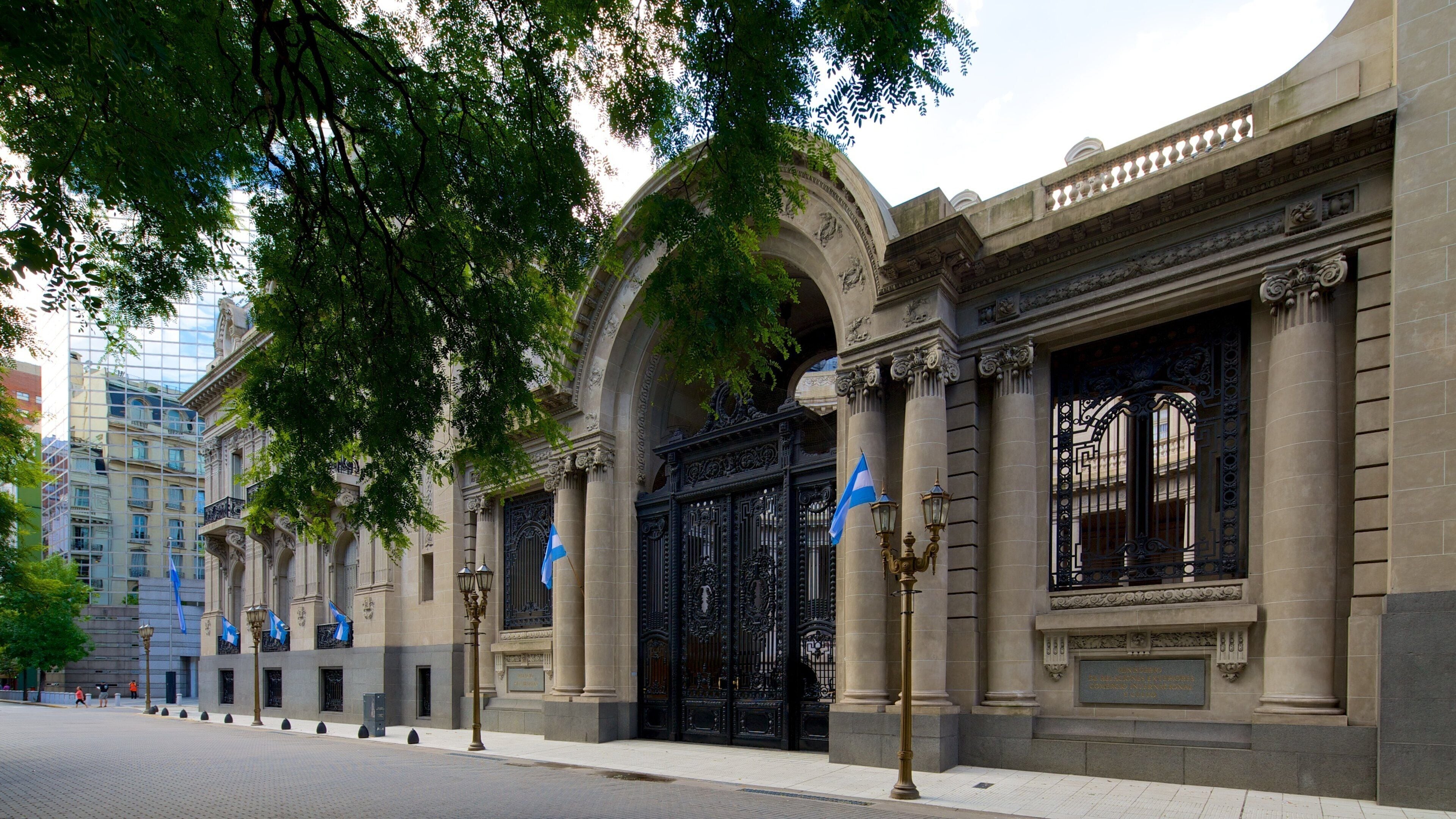 Plaza San Martin som inkluderar gatuliv och historisk arkitektur