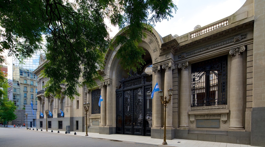 Plaza San Martin som inkluderar gatuliv och historisk arkitektur