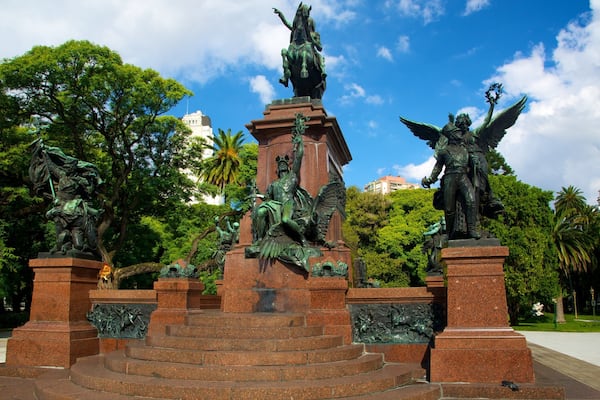 Plaza San Martin das einen Statue oder Skulptur und Platz oder Plaza