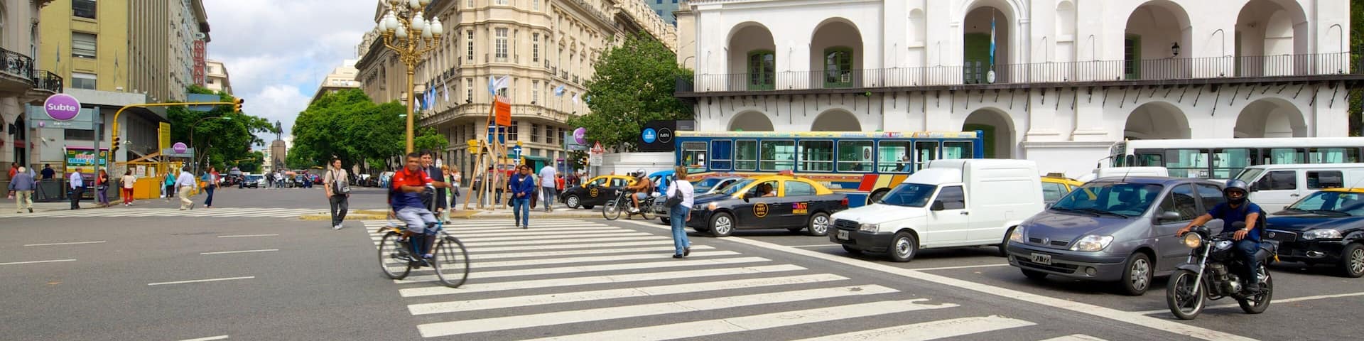 Cabildo featuring heritage architecture, street scenes and a city