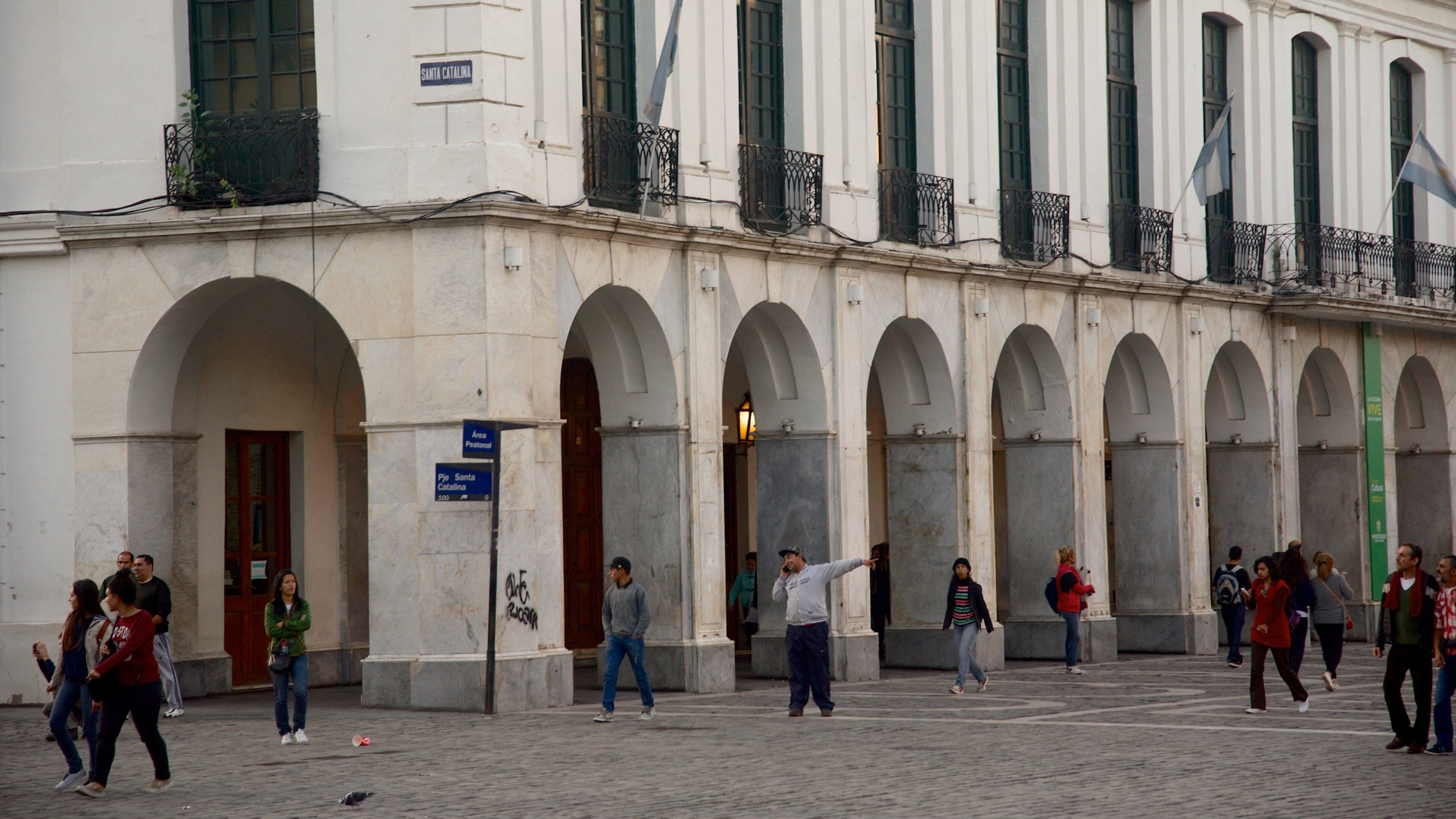 Cabildo showing a square or plaza