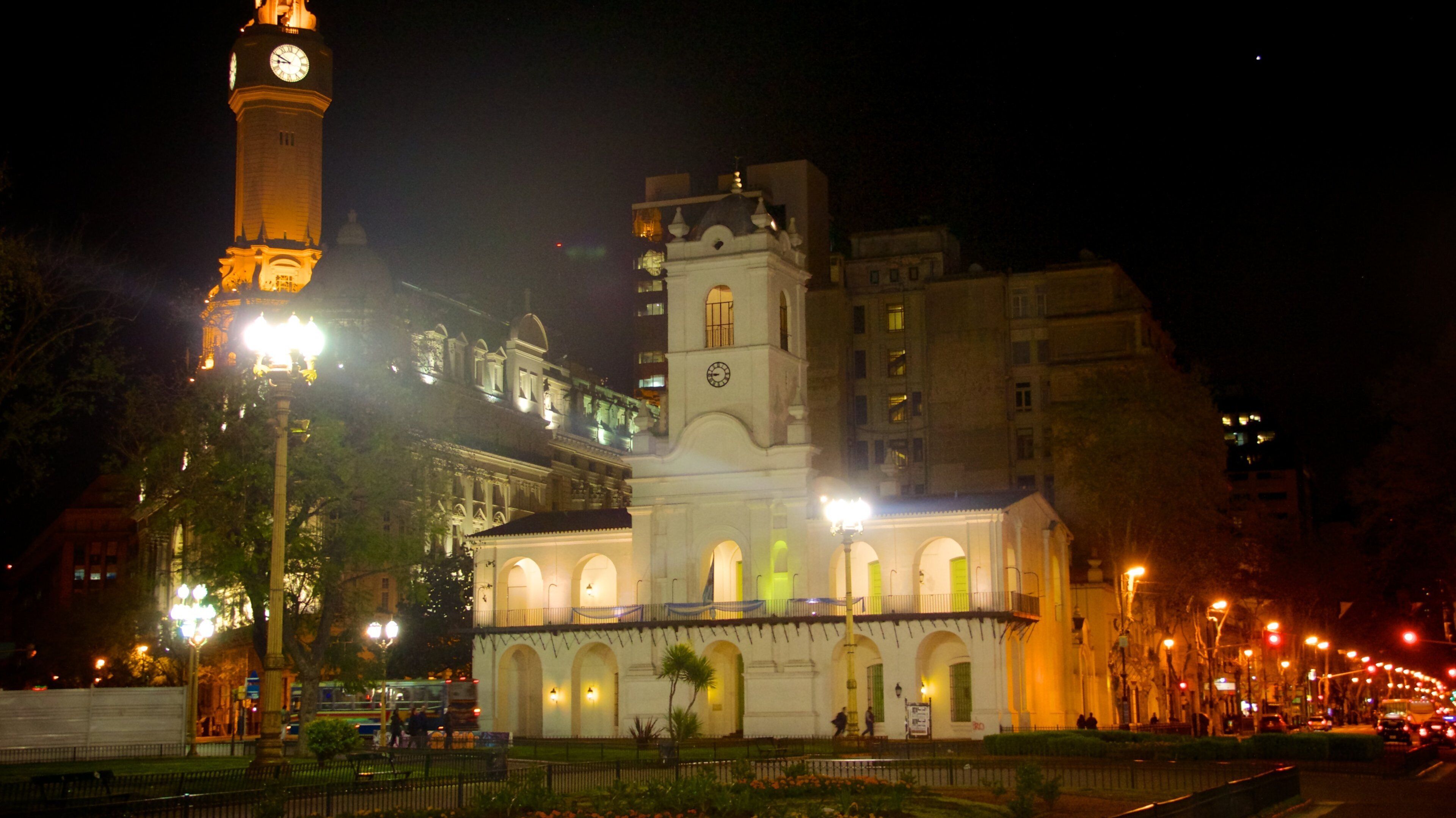 Cabildo toont een kerk of kathedraal, historische architectuur en een stad