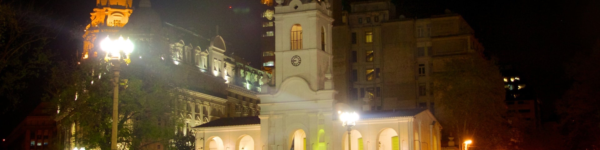 Cabildo ofreciendo una ciudad, escenas nocturnas y una iglesia o catedral