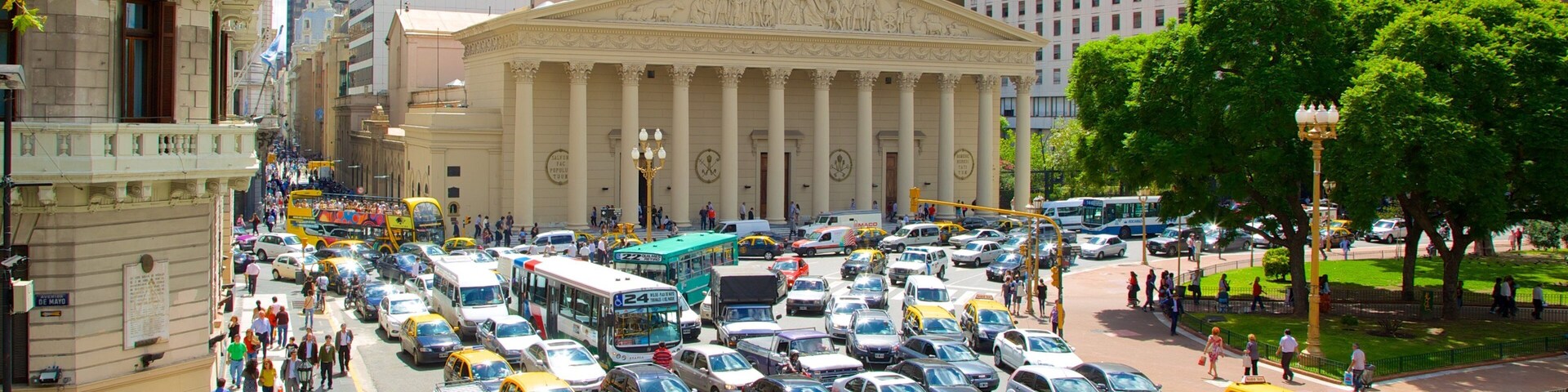 Cabildo mostrando cenas de rua e uma cidade