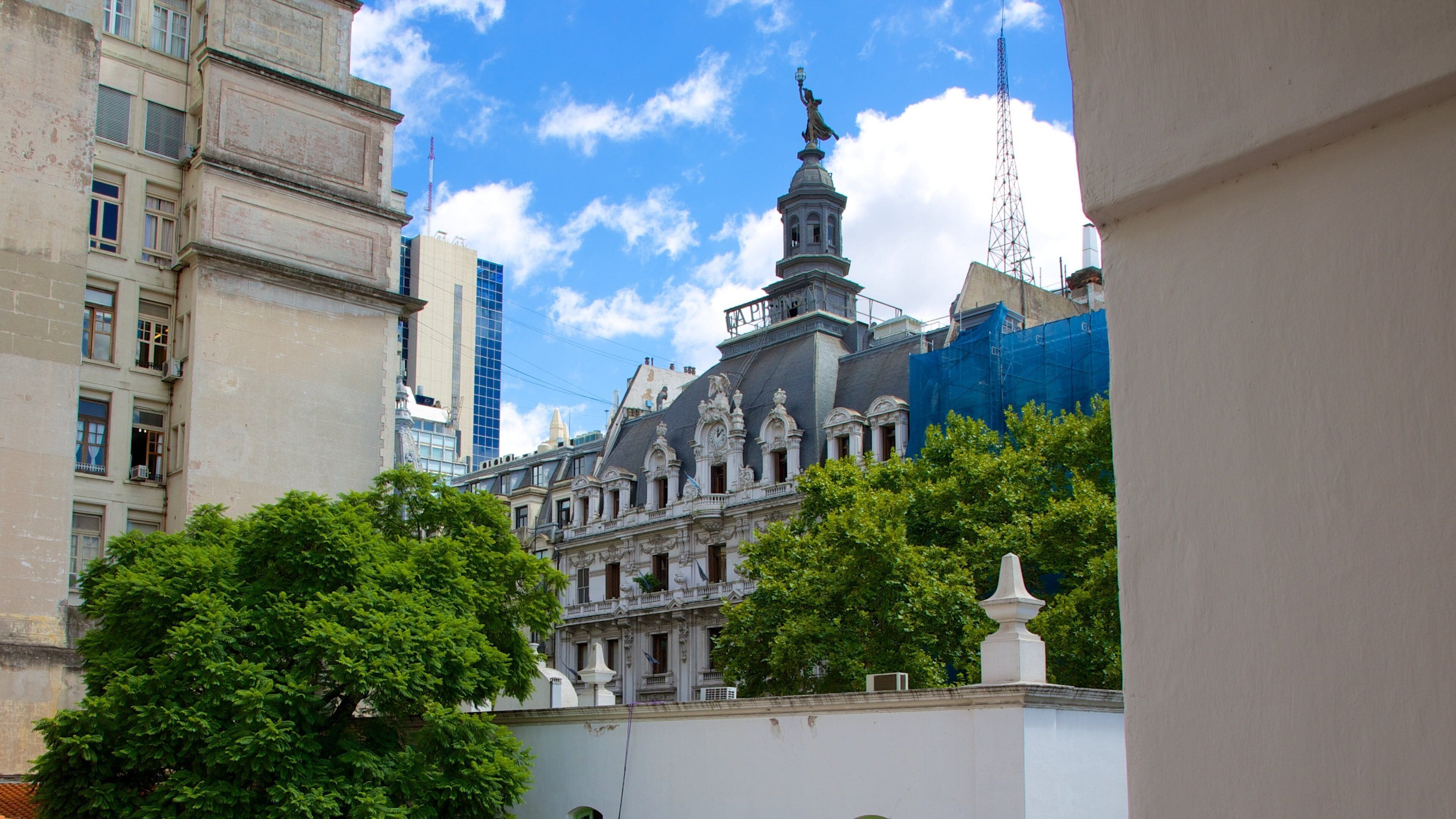 Cabildo fasiliteter samt by og historisk arkitektur