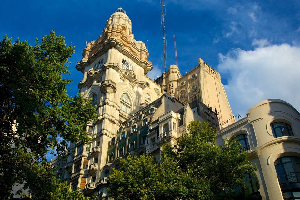 Um edifício histórico com arquitetura elaborada e uma torre.