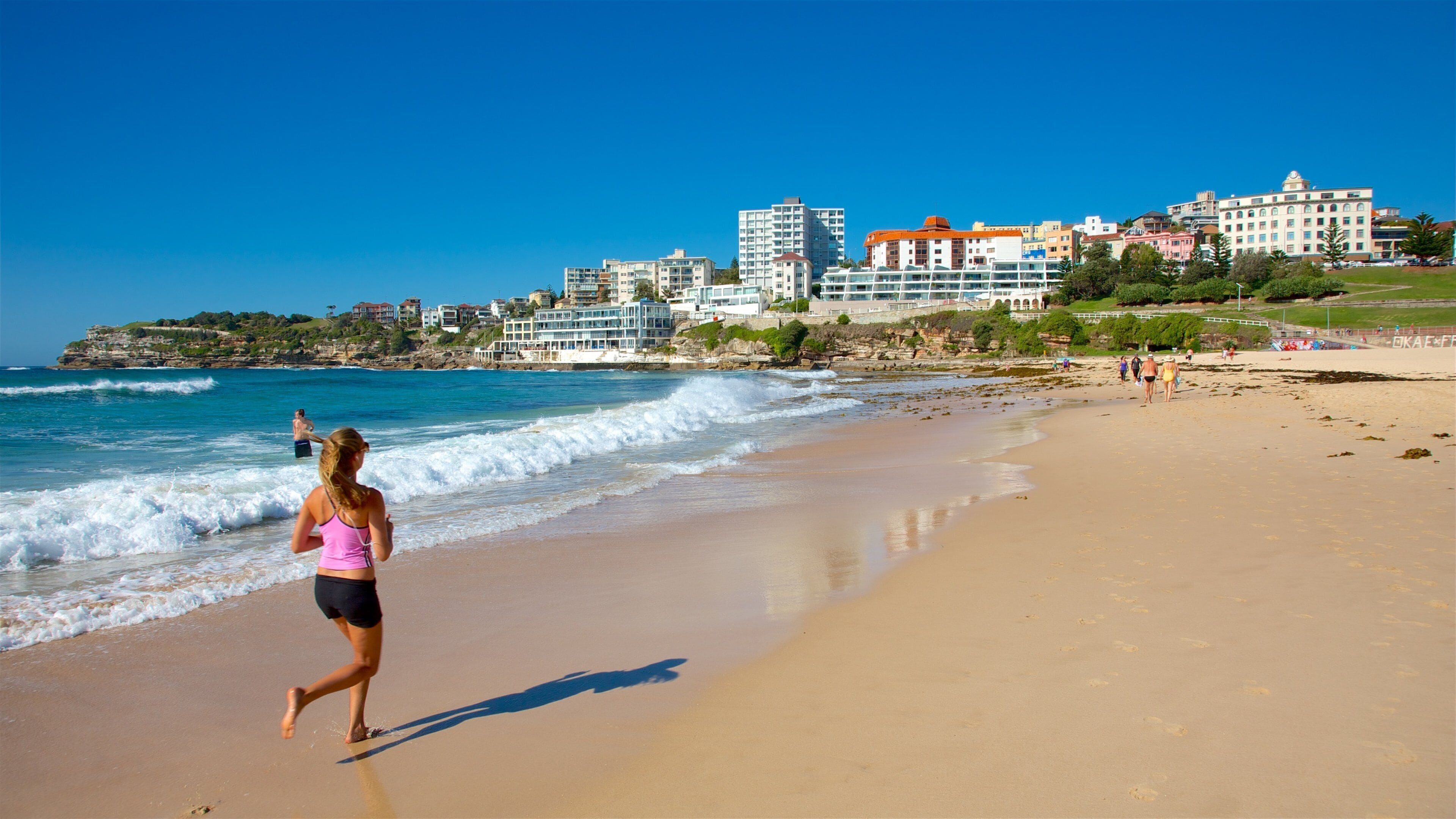 Bondi Beach mostrando uma praia, paisagens litorâneas e uma cidade litorânea