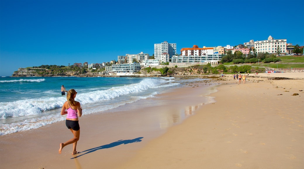 Bondi Beach mostrando località costiera, spiaggia e vista della costa