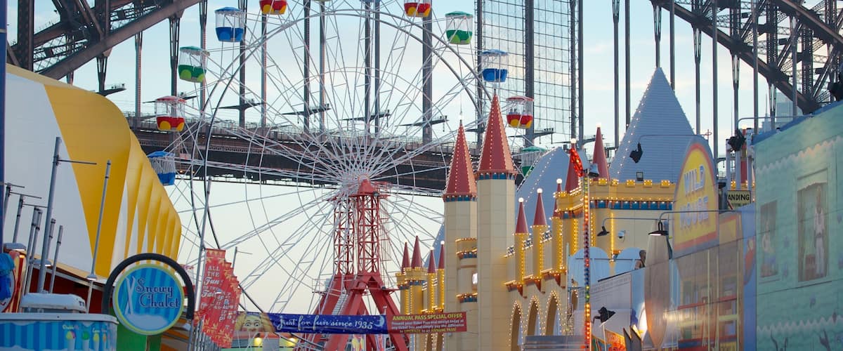 Luna Park which includes rides and street scenes