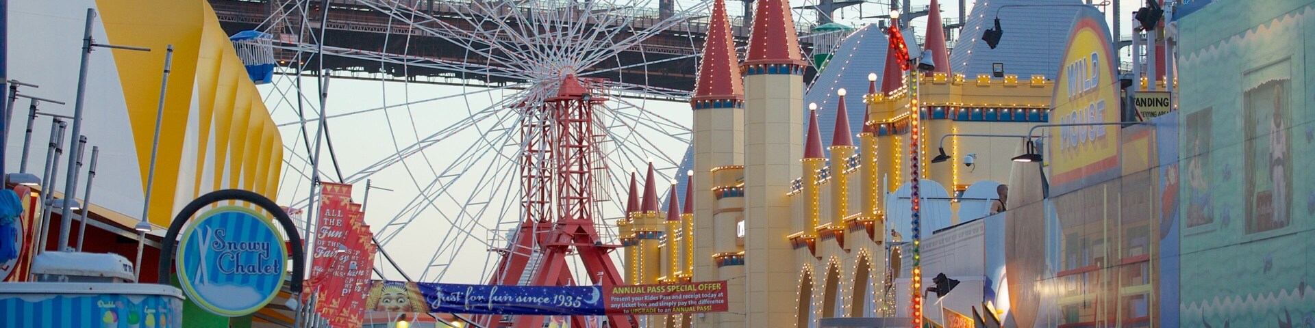 Luna Park which includes rides and street scenes