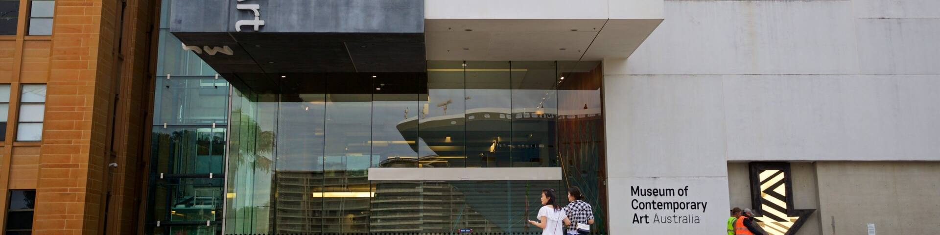 Museum of Contemporary Art das einen Straßenszenen und Beschilderung sowie Paar