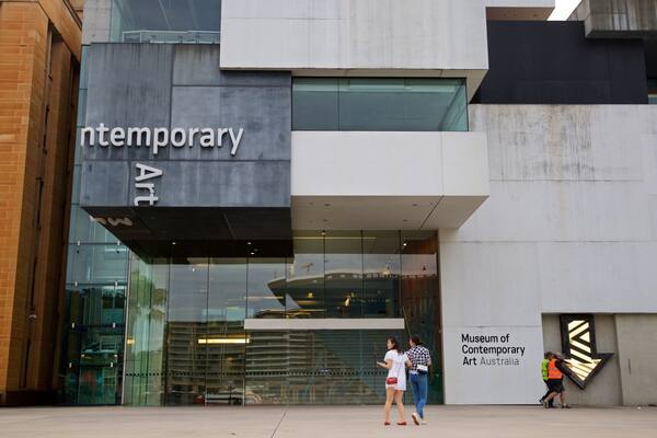 Museum of Contemporary Art das einen Straßenszenen und Beschilderung sowie Paar