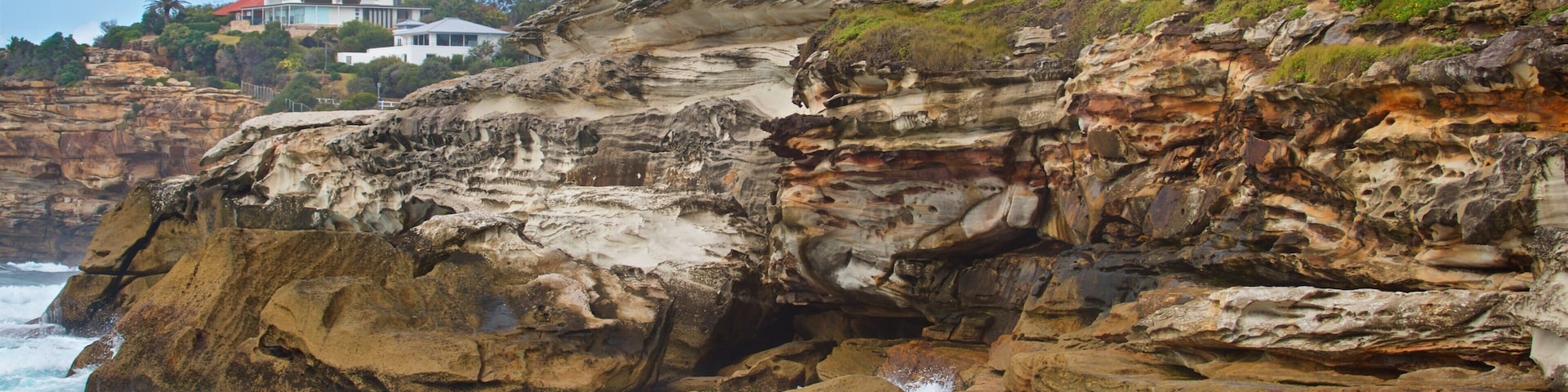 Tamarama Beach mostrando uma praia, litoral acidentado e paisagens litorâneas