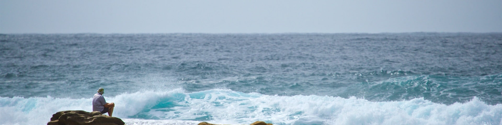 Tamarama Beach mit einem Strand und allgemeine Küstenansicht sowie einzelner Mann