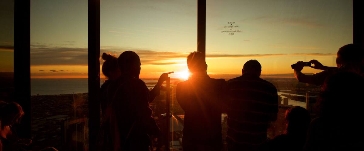 Tòa nhà Eureka cho thấy quang cảnh và hoàng hôn cũng như nhóm nhỏ