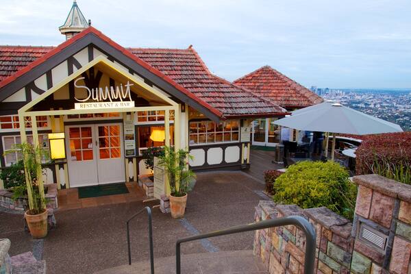 Ein Restaurant namens Summit mit rotem Ziegeldach und Blick auf die Stadt.