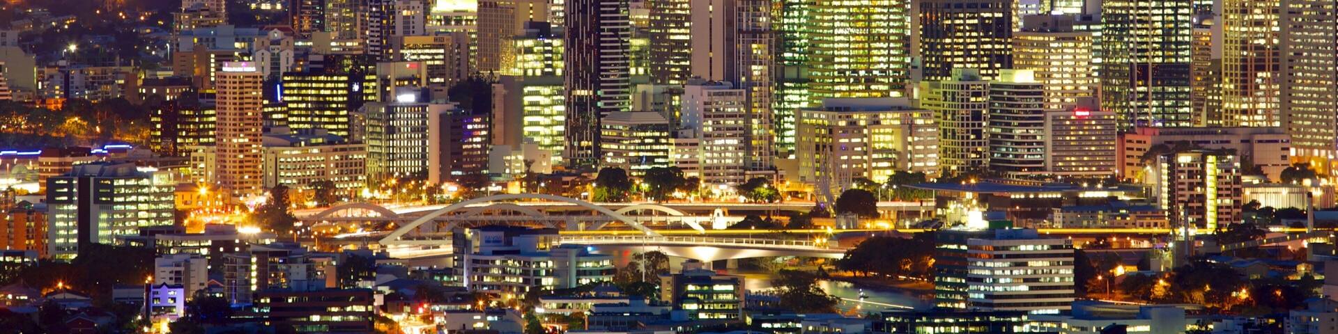 Mount Coot-Tha mit einem zentrales Geschäftsviertel, bei Nacht und Skyline