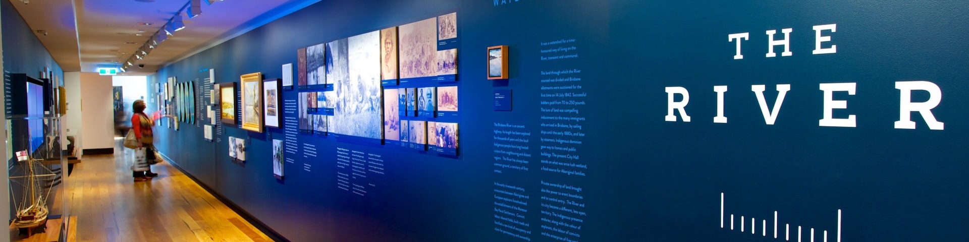 Museum of Brisbane caracterizando sinalização e vistas internas