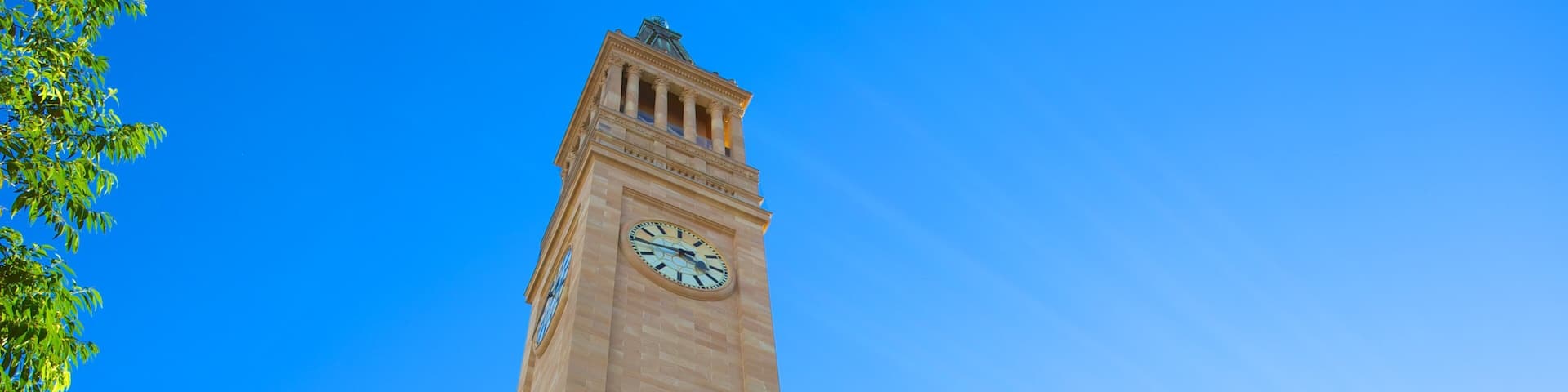 Un edificio histórico con una torre de reloj y columnas clásicas.