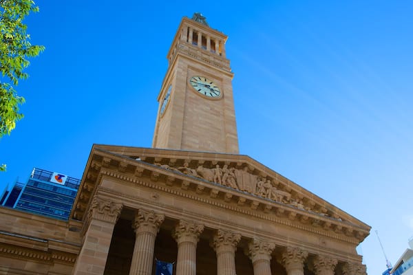 Un bâtiment historique doté d’une tour horloge et de colonnes de style classique.