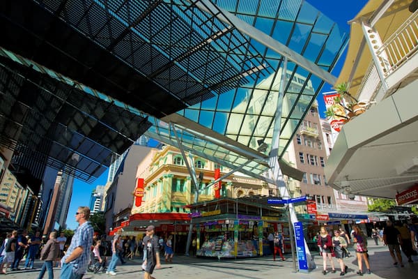 Queen Street Mall joka esittÀÀ ostokset, kaupunki ja katunÀkymÀt