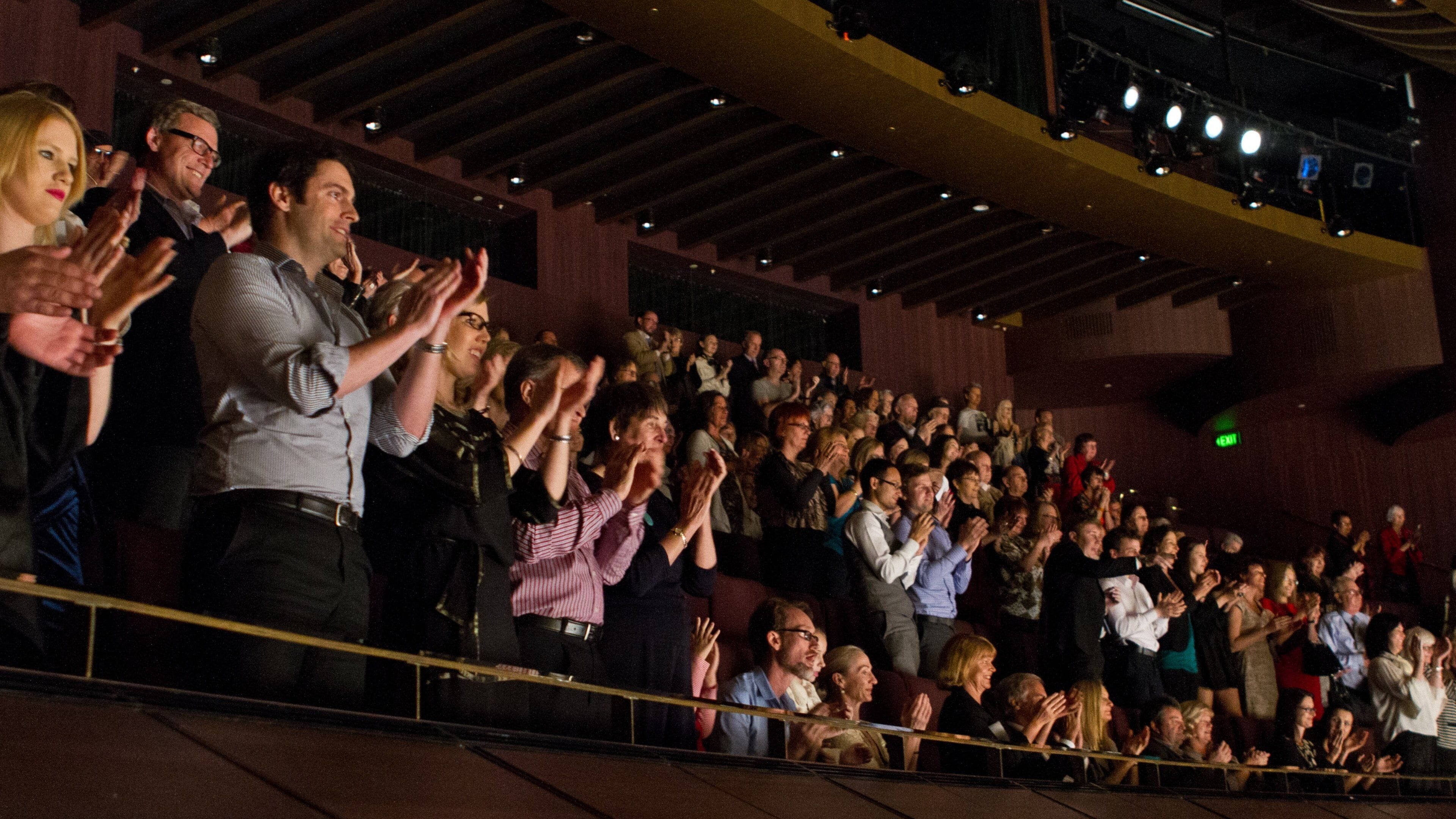 ศูนย์ศิลปะการแสดงควีนส์แลนด์ ซึ่งรวมถึง ศิลปะการแสดง และ การตกแต่งภายใน ตลอดจน คนกลุ่มใหญ่