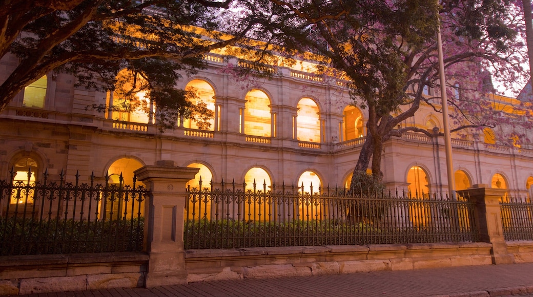 Université de technologie du Queensland montrant scènes de nuit et patrimoine historique