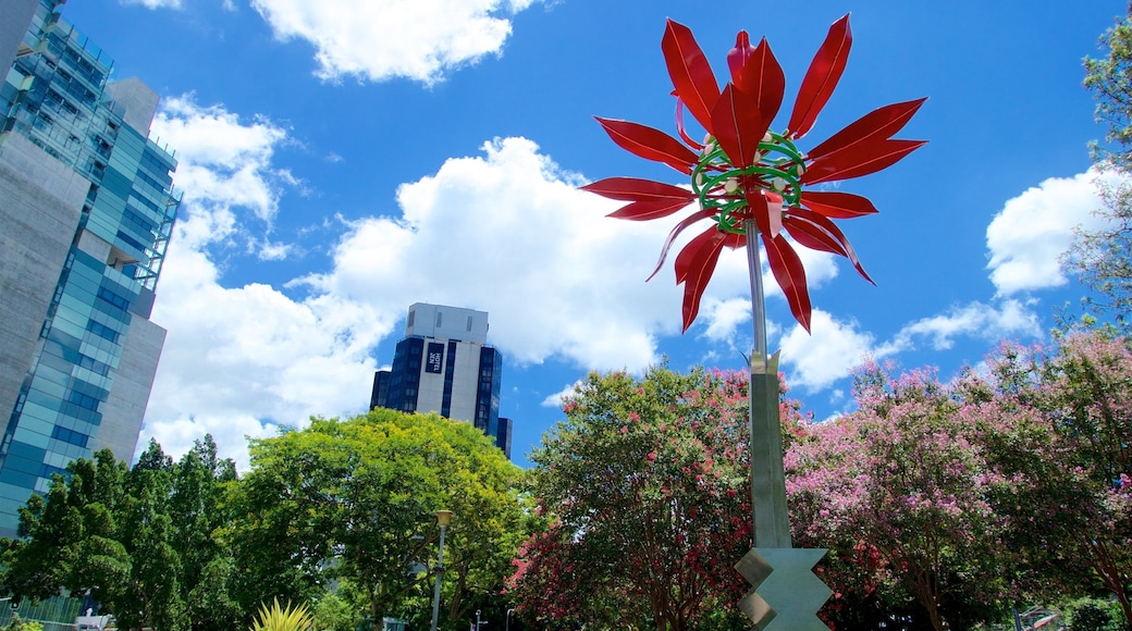 Roma Street Parkland mostrando un parque, arte al aire libre y una ciudad