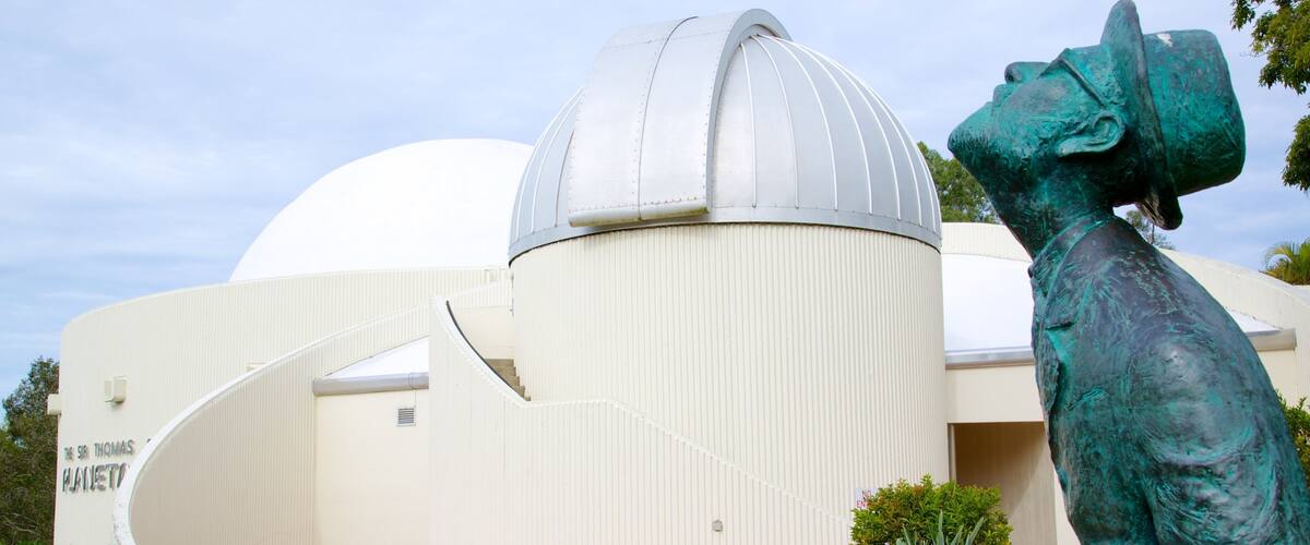 Sir Thomas Brisbanen planetaario featuring observatorio, monumentti ja moderni arkkitehtuuri
